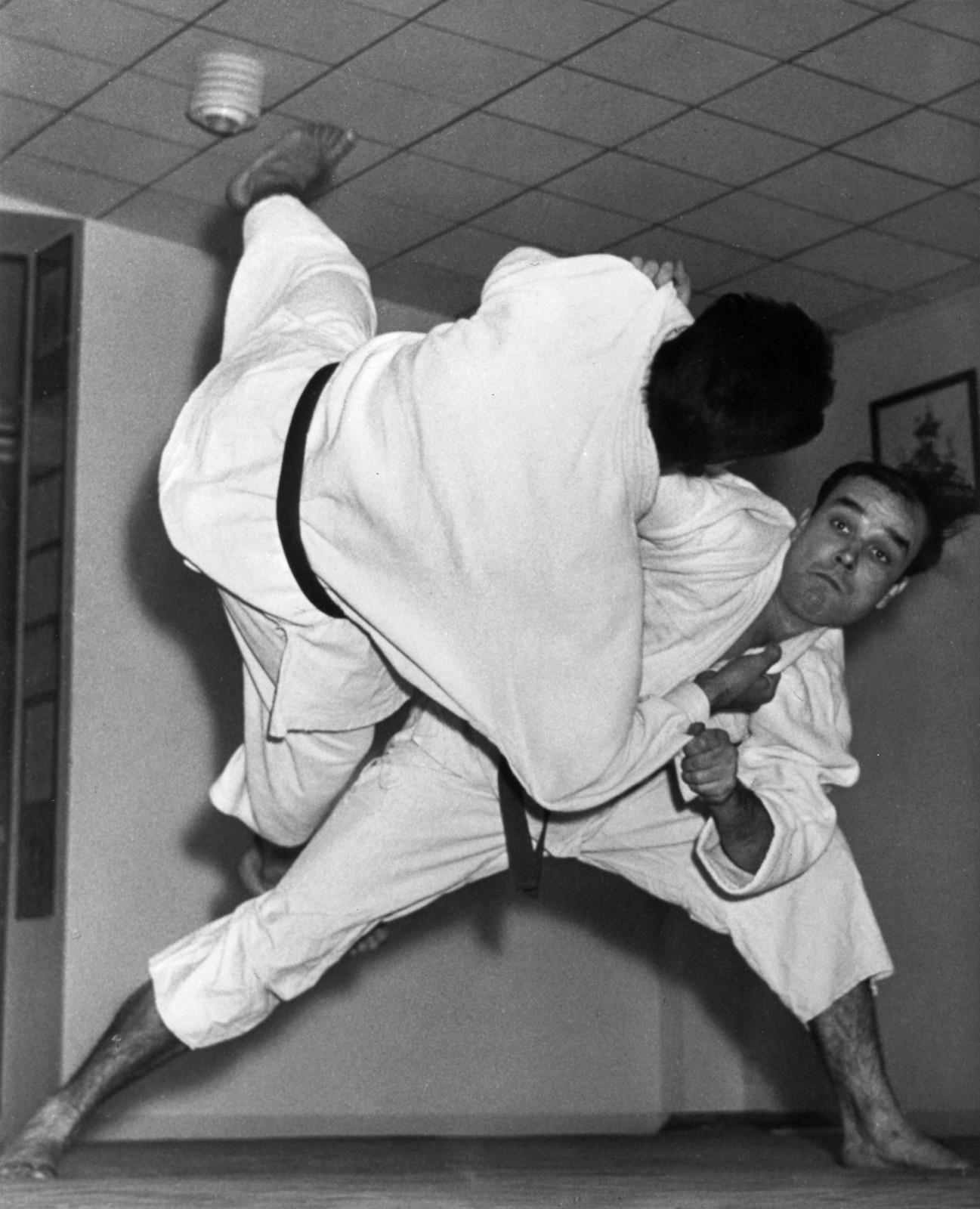Yves Klein réalisant une prise de Judo