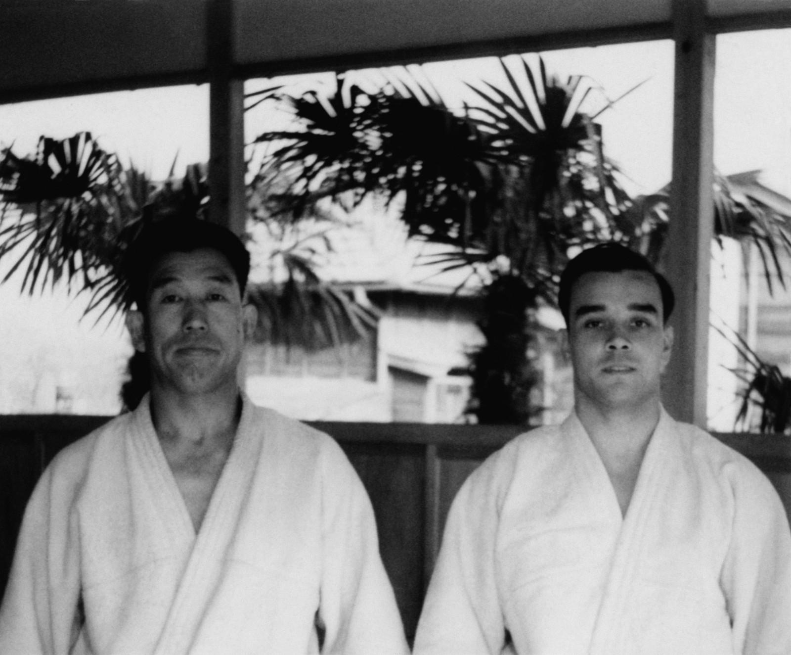 Maître Sampei Asami et Yves Klein réalisant le Koshiki-no-kata, (Kata des Formes antiques), dôjô de Maître Asami, Tokyo