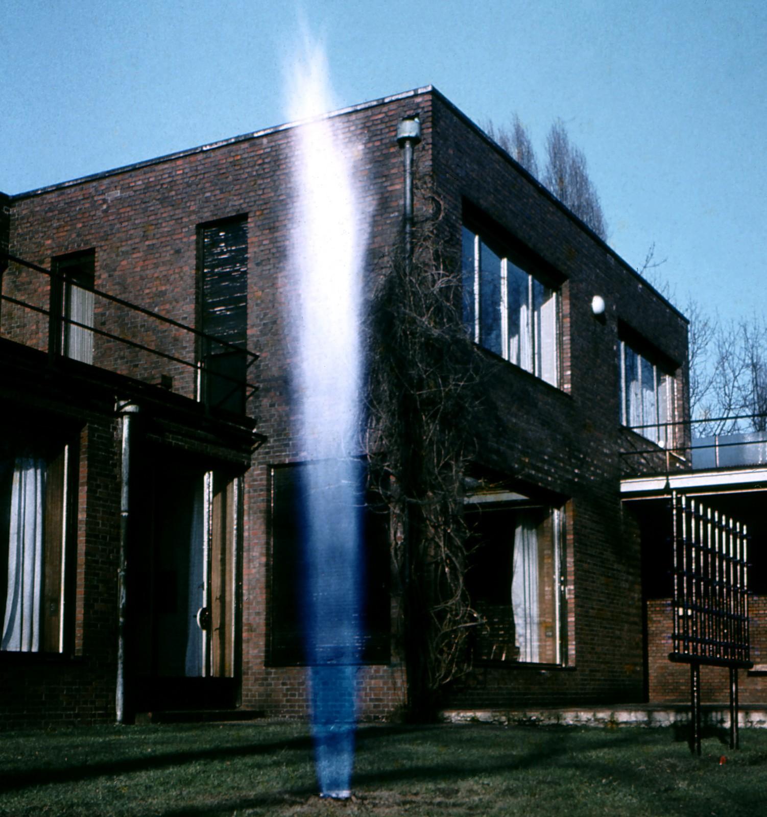 "Fontaine de Feu" lors de l'exposition "Yves Klein Monochrome und Feuer" au Museum Haus Lange
