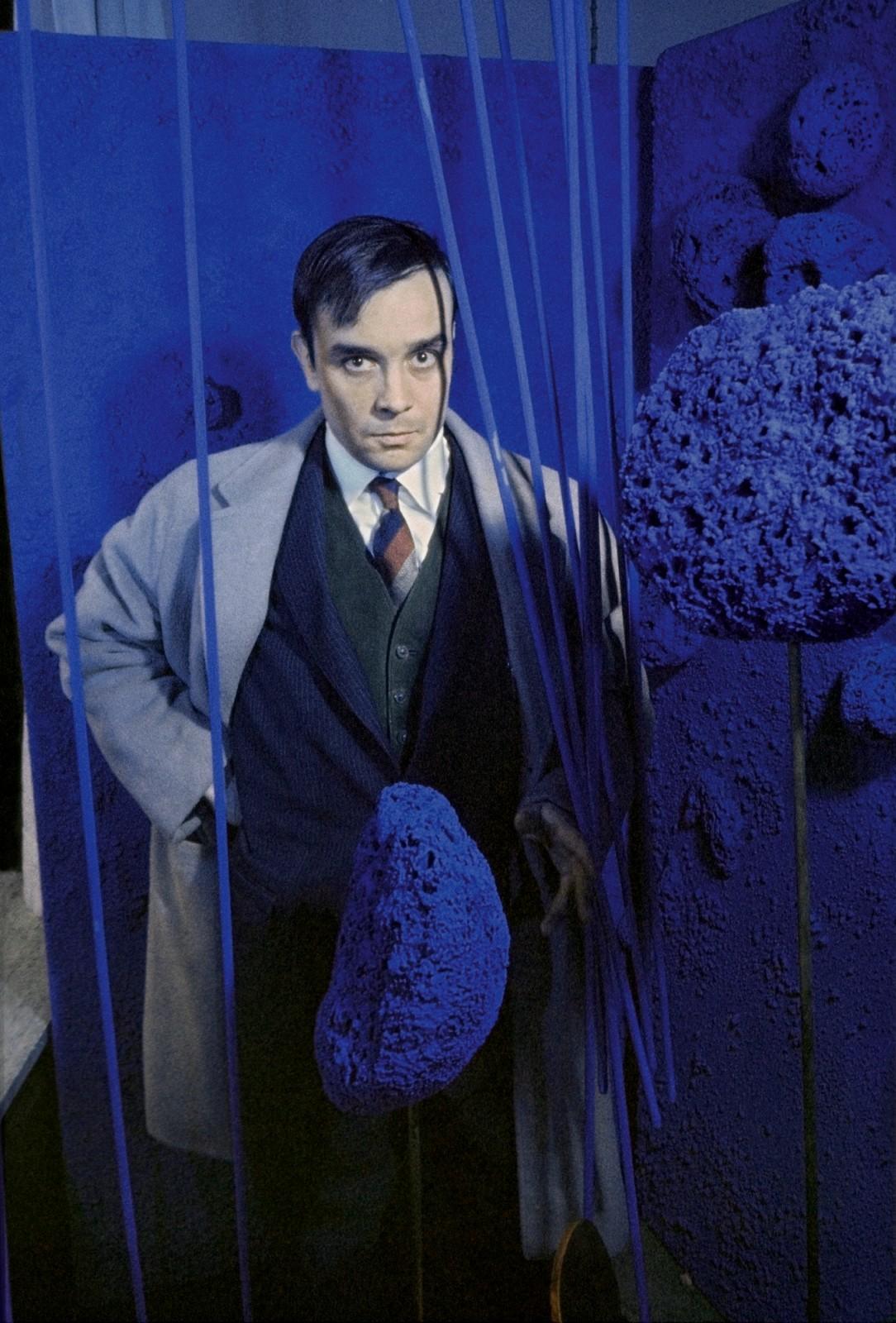 Yves Klein surrounded by Sponge Sculptures during the exhibition "Monochrome und Feuer", Museum Haus Lange