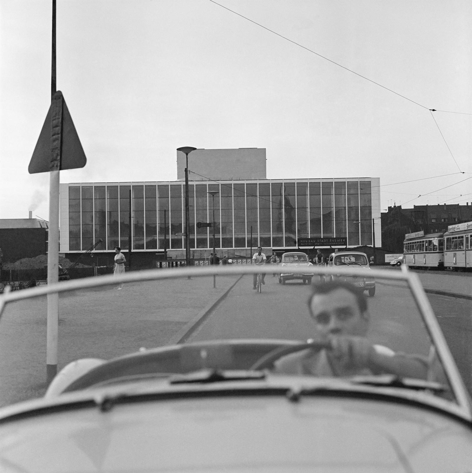 Yves Klein au volant de sa voiture, quittant le chantier de l'Opéra-théâtre de Gelsenkirchen