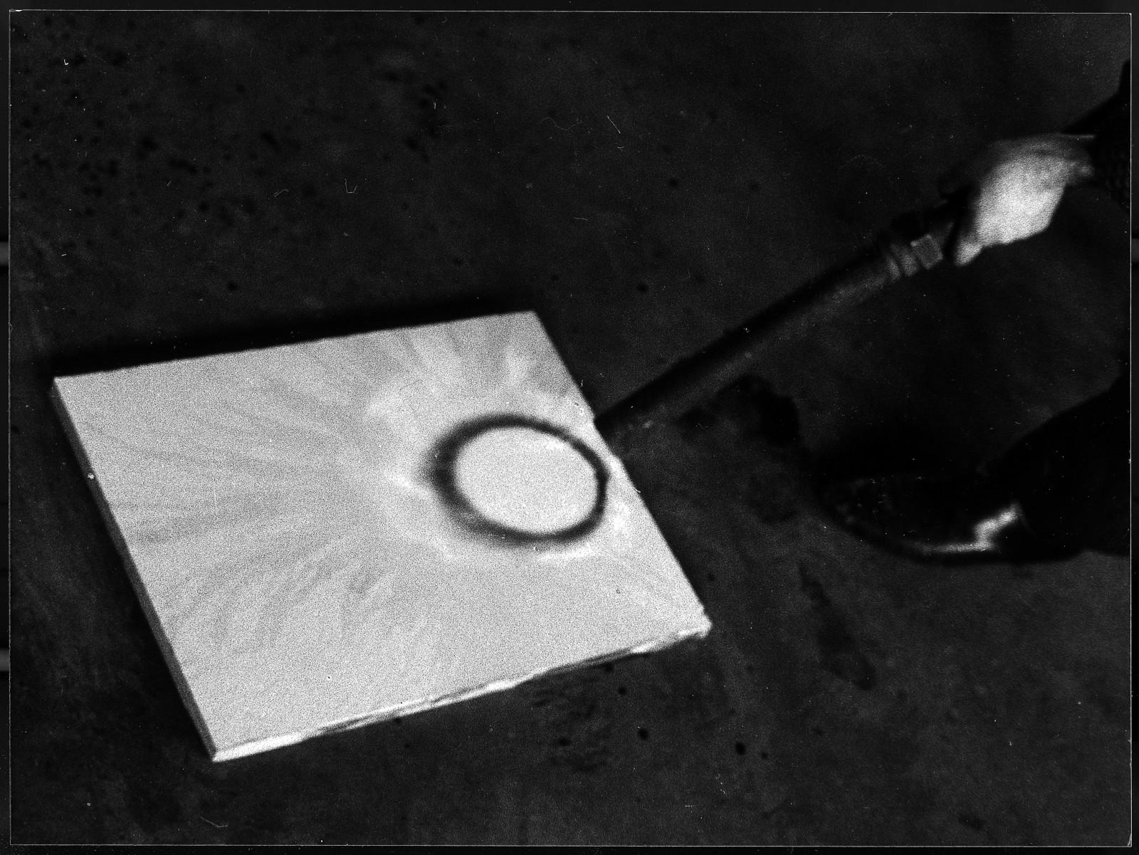 Yves Klein réalisant une Peinture de Feu (F 67)
