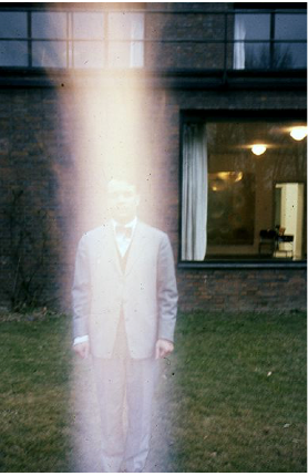 Yves Klein derrière la "Colonne de Feu" lors de son exposition "Yves Klein Monochrome und Feuer" au Museum Haus Lange