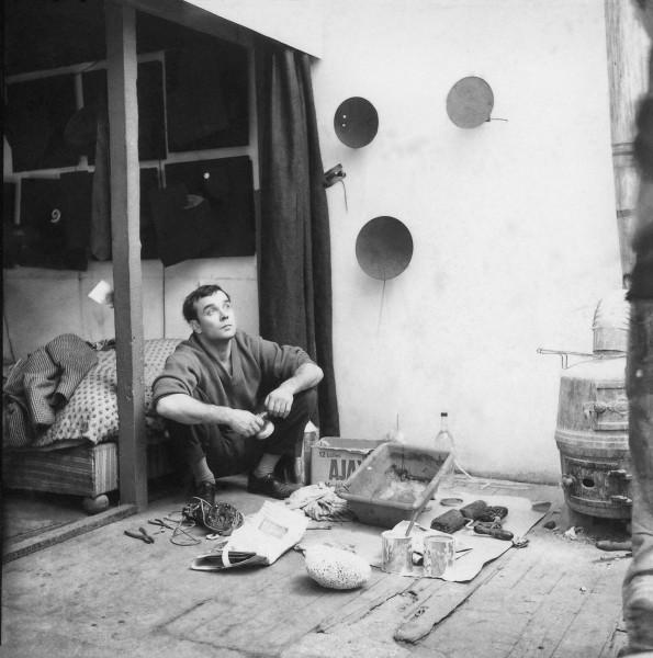 Yves Klein in Jean Tinguely's studio for their collaboration