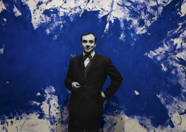 Yves Klein in front of the work "Grande Anthropophagie bleue, Hommage à Tennessee Williams" (ANT 76)