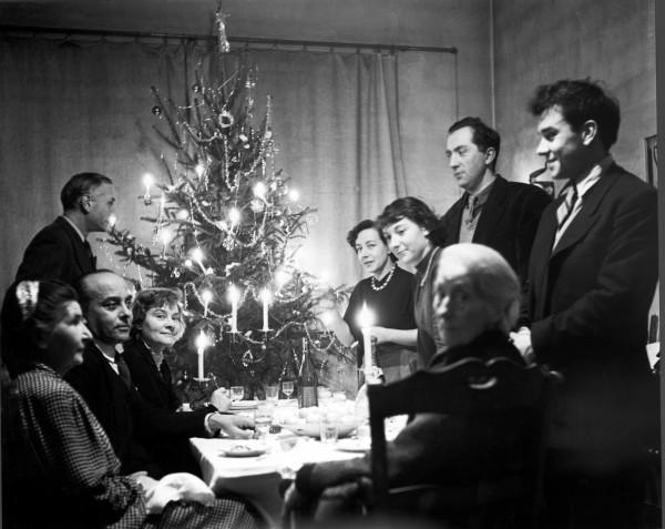 Soirée de Noël chez Hans Hartung avec Yves Klein debout à droite, entouré de Colette et Pierre Soulages