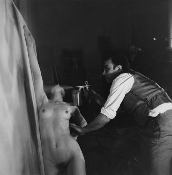 Yves Klein réalisant une Peinture de Feu (F 88)