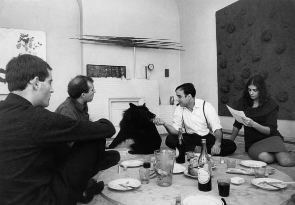 Déjeuner dans l'appartement d'Yves Klein en présence de Rotraut, Martial Raysse et Arman (RE 20, RP 3)