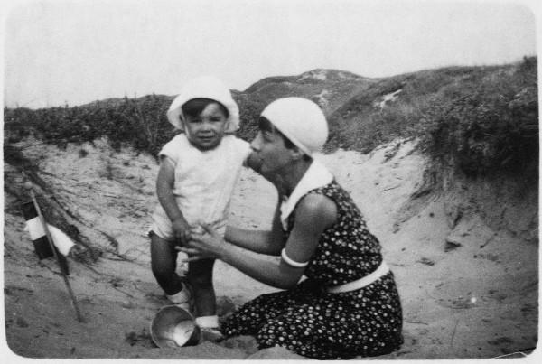 Yves Klein enfant et Marie Raymond à la plage