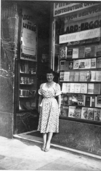 Rose Raymond in front of the bookstore of Nice