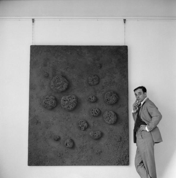 Yves Klein next to a Sponge Relief  (RE 10) lors de son exposition "Yves Klein Monochrome und Feuer", Museum Haus Lange