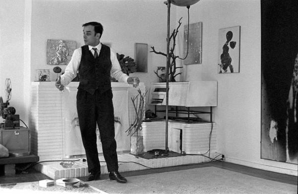 Yves Klein dans son atelier entouré de ses œuvres (MG 5, SE 33, S 11 et ANT 140)