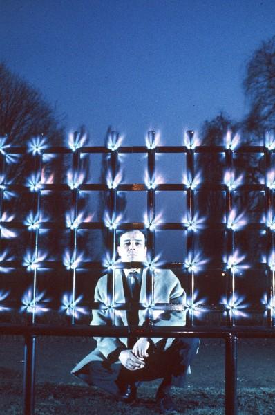 Yves Klein behind the "Wall of Fire" during the exhibition "Yves Klein Monochrome und Feuer" at the Museum Haus Lange