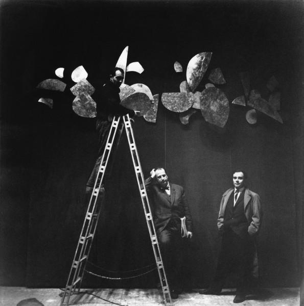 Yves Klein devant une œuvre de Jean Tinguely