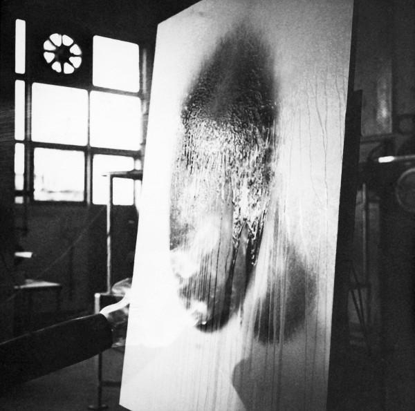 Yves Klein réalisant une Peinture de Feu (F 2)