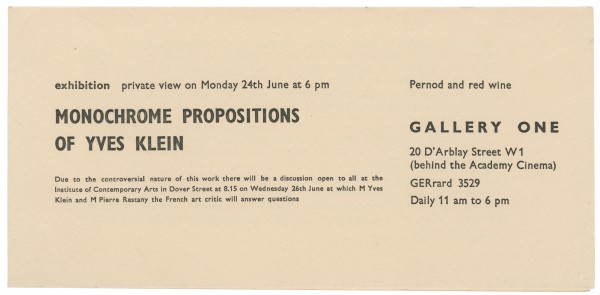 Carton d'invitation de l'exposition : "Monochrome Propositions of Yves Klein" à Gallery One