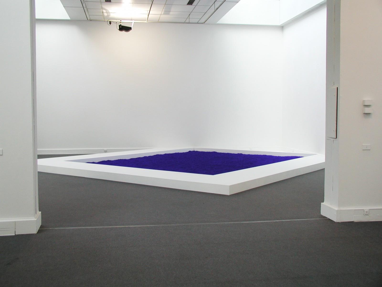Vue de l'exposition, "Yves Klein, "La vita, la vita stessa che é l'arte assoluta", Museo Pecci, 2000