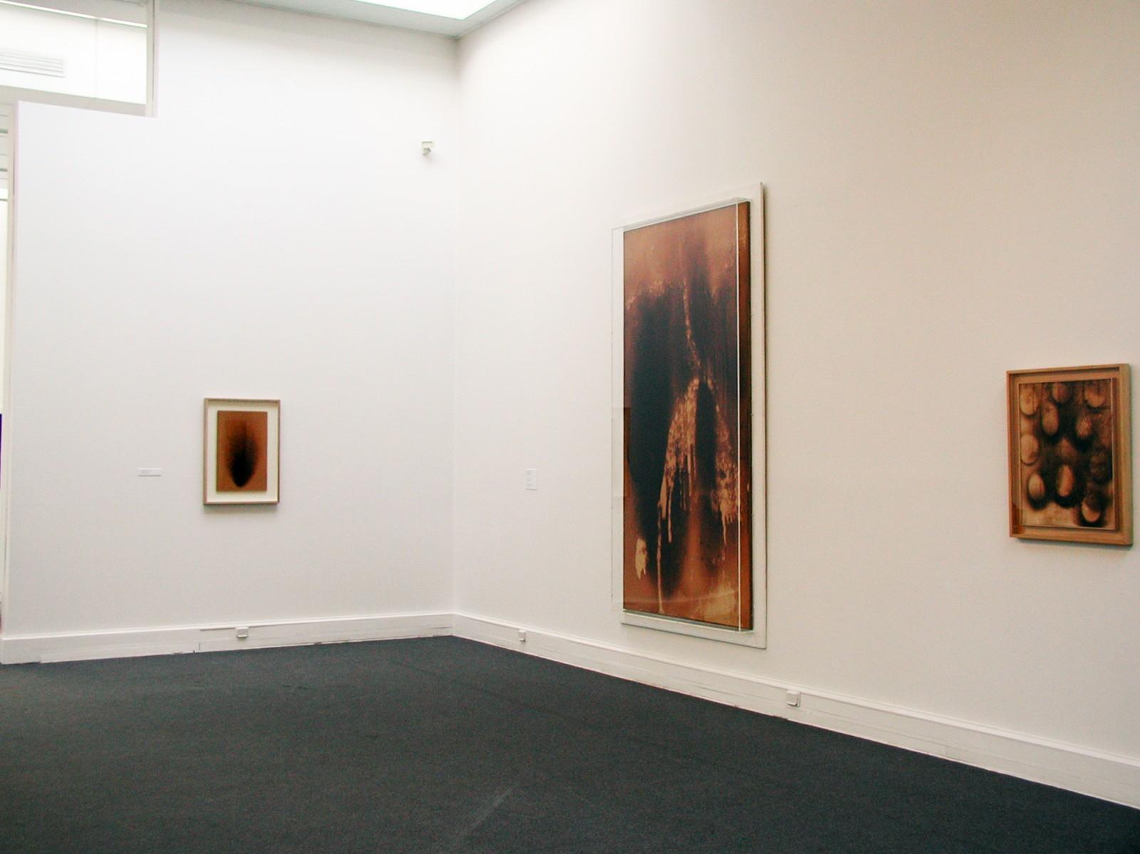 Vue de l'exposition, "Yves Klein, "La vita, la vita stessa che é l'arte assoluta", Museo Pecci, 2000