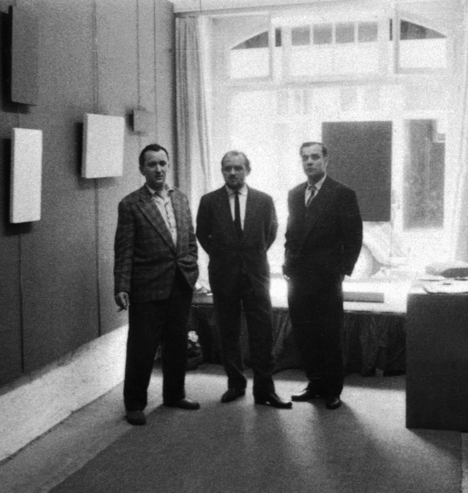 Norbert Kricke, Alfred Schmela et Yves Klein during the opening of the exhibition "Yves Propositions Monochromes », Schmela Gallery, Düsseldorf, 1957