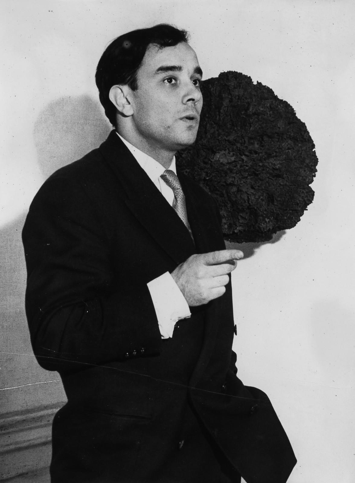 Yves Klein during the opening of the exhibition "Monochrome Propositions of Yves Klein », Gallery One, London, 1957
