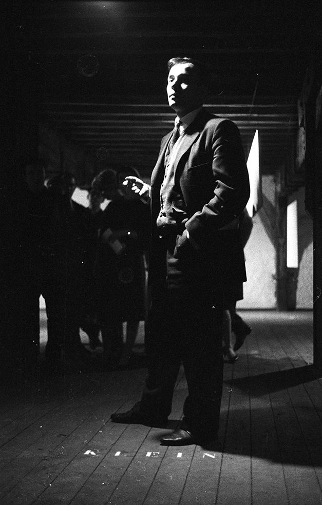 Yves Klein présentant l'Immateriel lors du vernissage de l'exposition "Vision in motion - motion in vision", Hessenhuis, Anvers, 1959