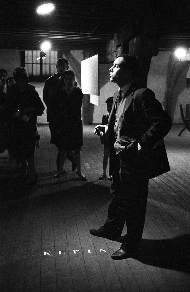 Yves Klein présentant l'Immateriel lors du vernissage de l'exposition "Vision in motion - motion in vision", Hessenhuis, Anvers, 1959