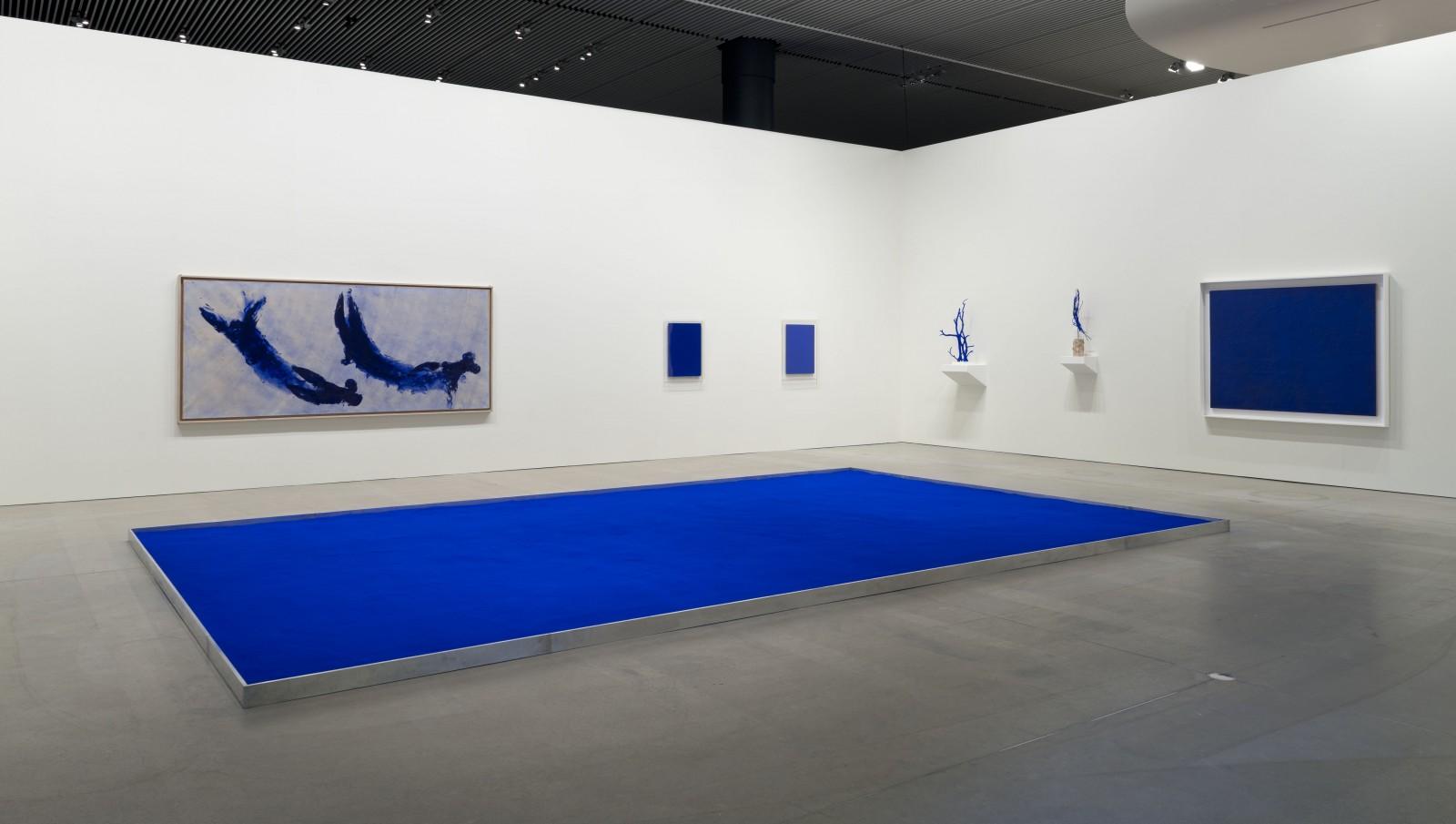 Vue de l'exposition "Klein - Byars - Kapoor", MAMAC - Musée d'Art Moderne et d'Art Contemporain de Nice, 2012
