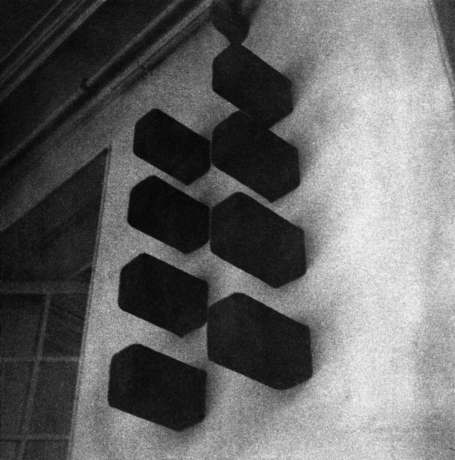 Vue de l'exposition "Yves Klein : Propositions monochromes", Galerie Colette Allendy, Paris, 1957