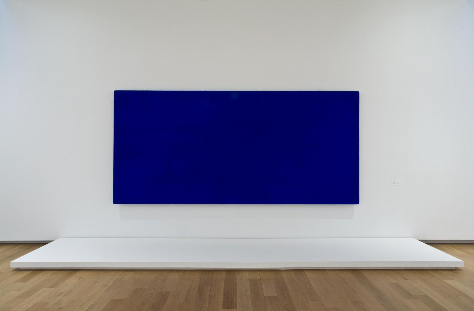 Vue de l'exposition, "Declaring Space: Lucio Fontana, Yves Klein, Barnett Newman, Mark Rothko", Modern Art Museum, 2007 (IKB 66)