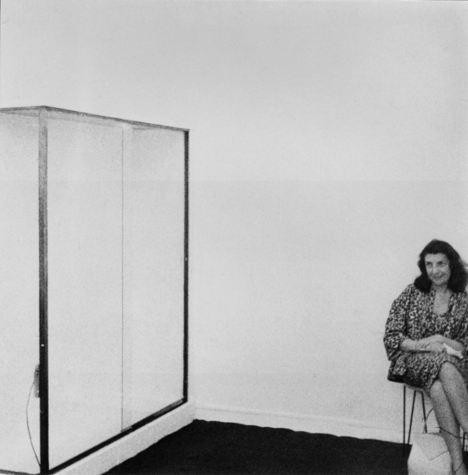 Iris Clert lors de l'exposition "Le Vide", Galerie Iris Clert, Paris, 1958