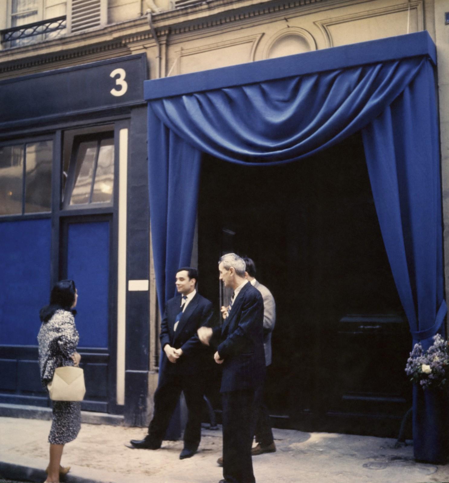 Entrée de la galerie Iris Clert, lors de l'inauguration de l'exposition du "Vide"; Paris, 1958
