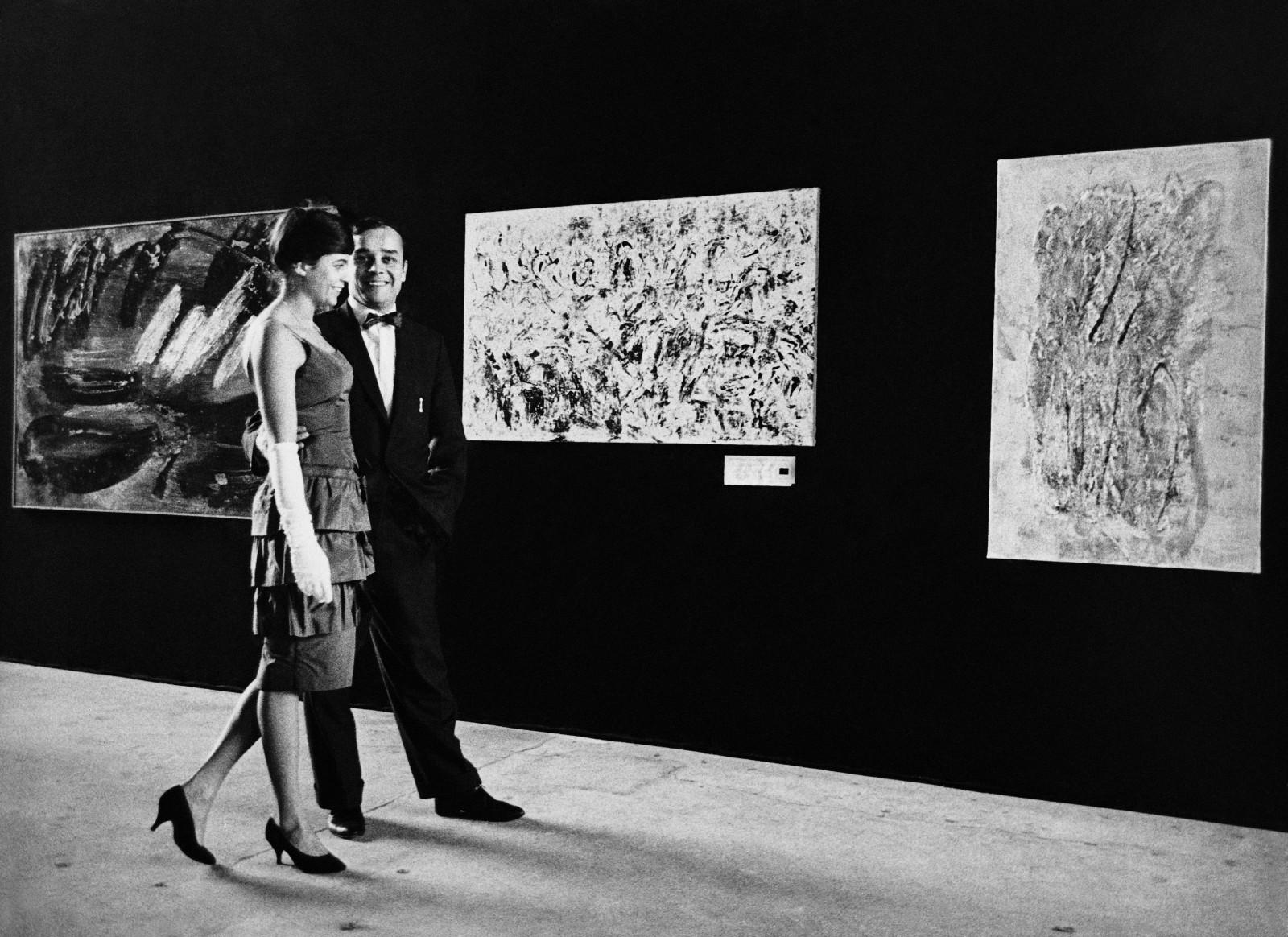 Rotraut Uecker et Yves Klein lors du "Festival d'art d'avant-garde", Porte de Versailles, Paris, 1960