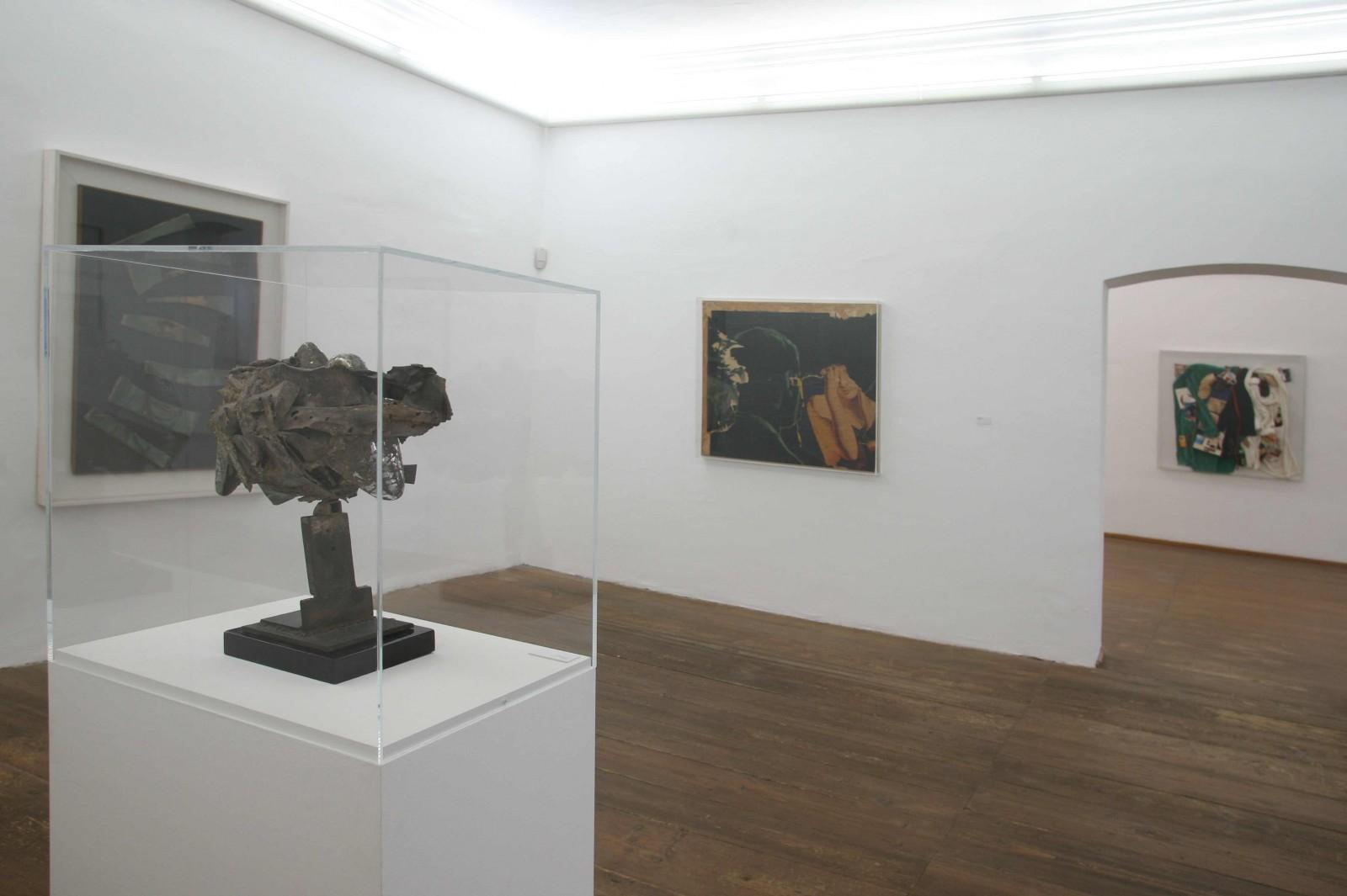 Vue de l'exposition, "Yves Klein. Der Sprung ins Leere. Pretiosen des Nouveau Réalisme", Museum Moderner Kunst, 2006