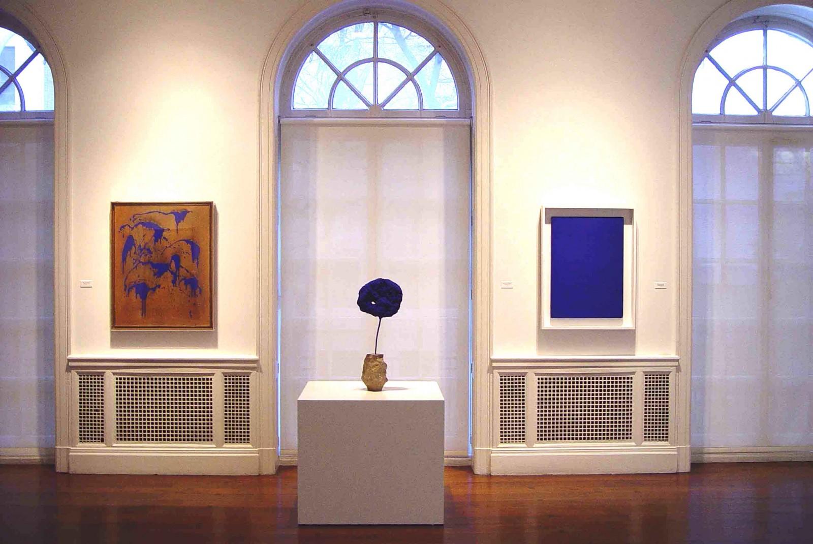 Vue de l'exposition, "Yves Klein: A Career Survey", L & M Arts, 2005