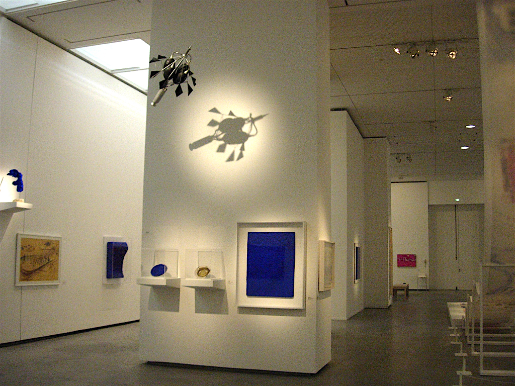Vue de l'exposition, "Marie Raymond - Yves Klein", Musée des Beaux-Arts d'Angers, 2004