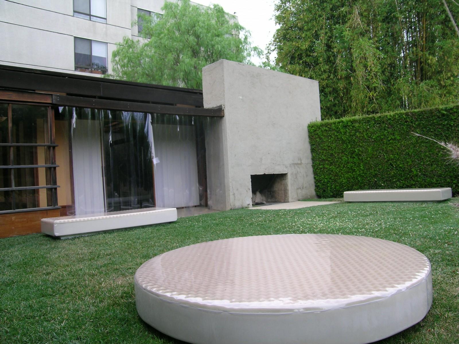 Vue de l'exposition, "Yves Klein Air architecture", Schindler House, 2004