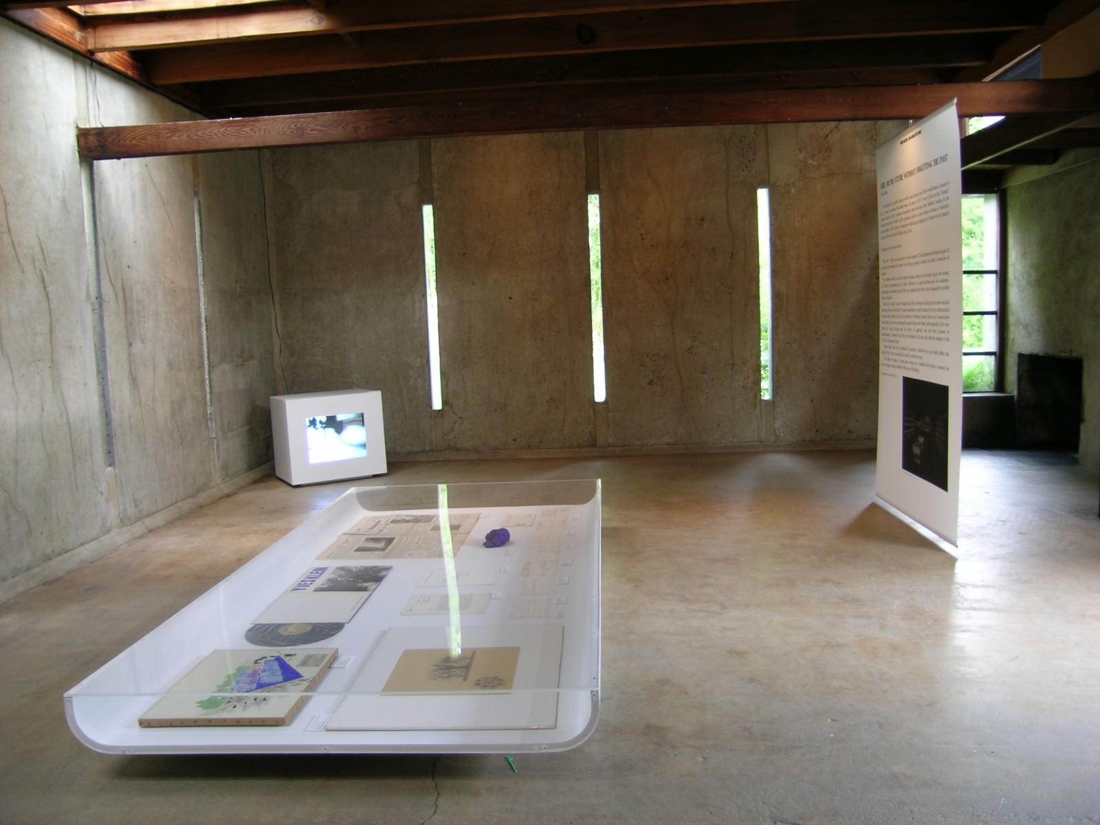 Vue de l'exposition, "Yves Klein Air architecture", Schindler House, 2004