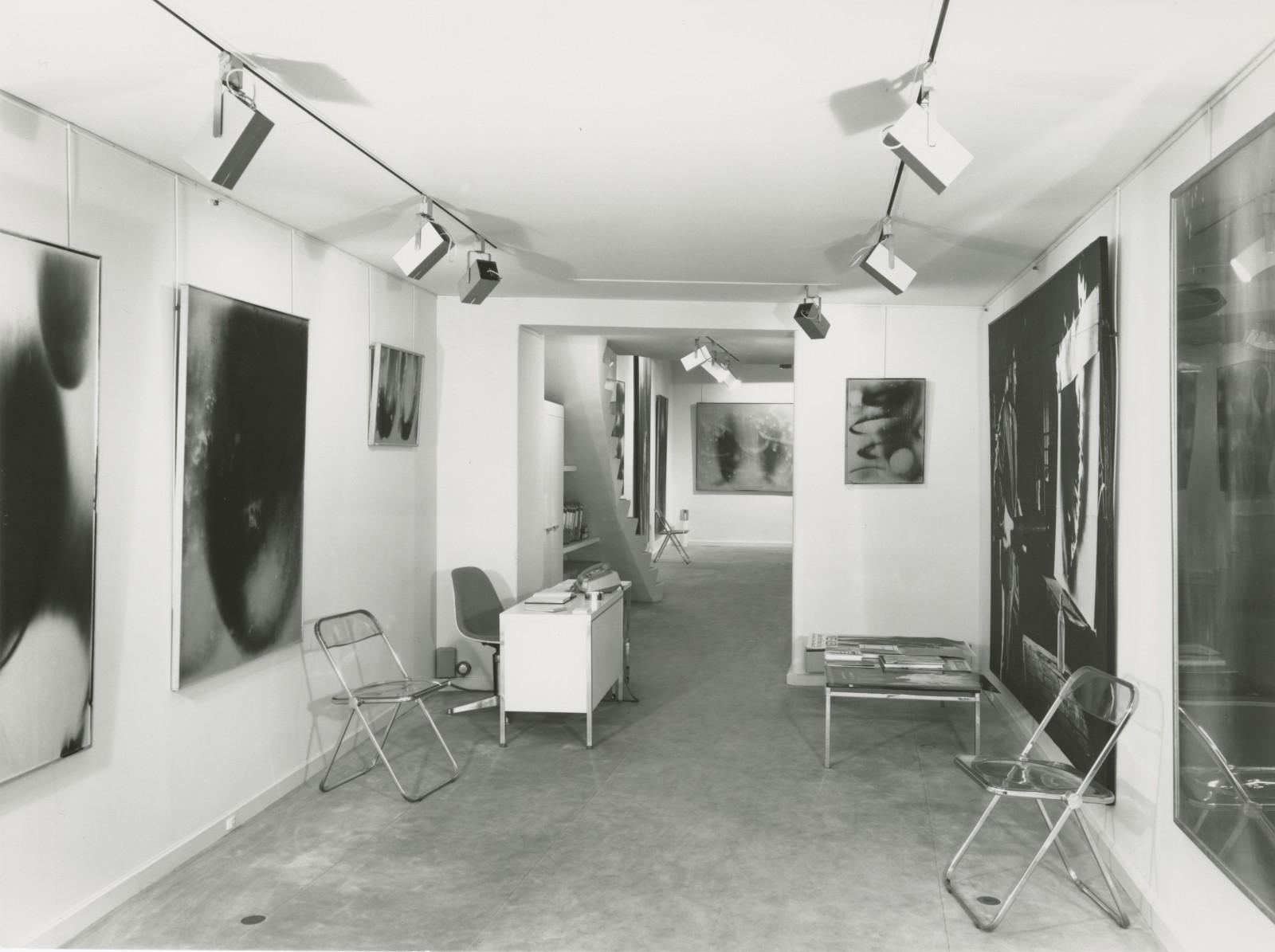 Vue de l'exposition, "Yves Klein, Feux", Galerie Karl Flinker, 1976