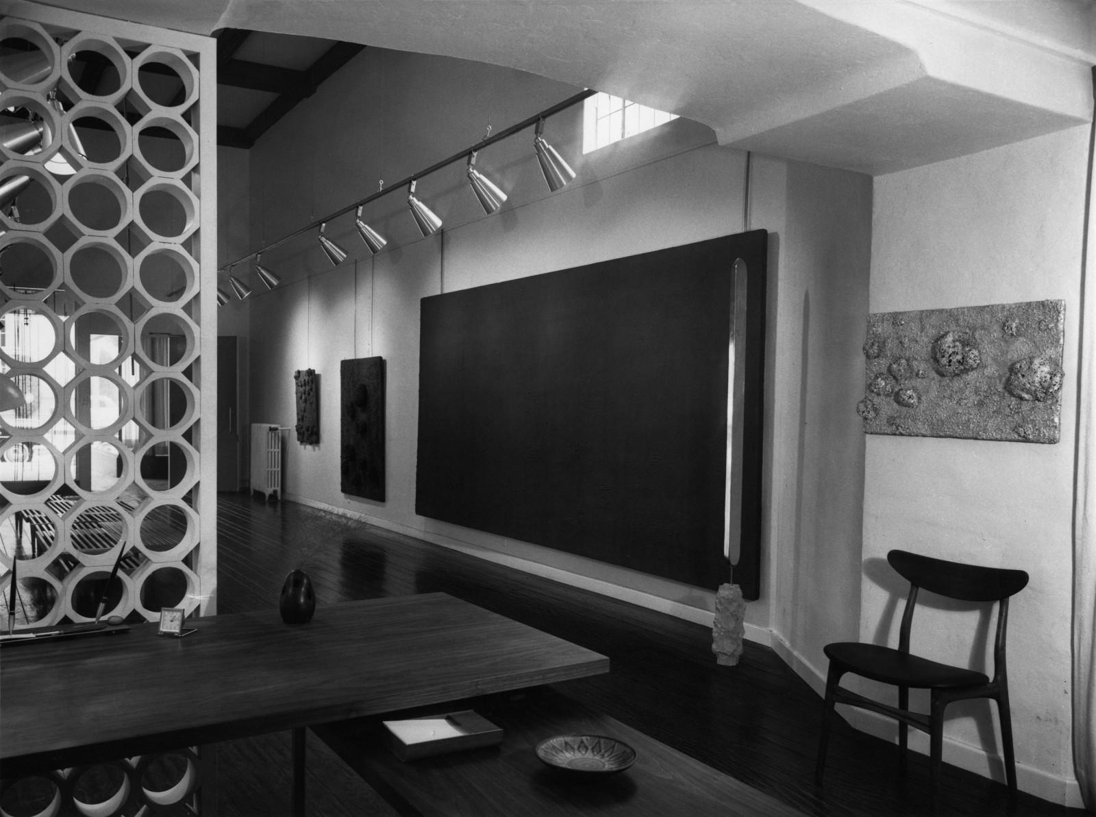 View of the exhibition "Yves Klein le Monochrome", Dwan Gallery, Los Angeles, 1961