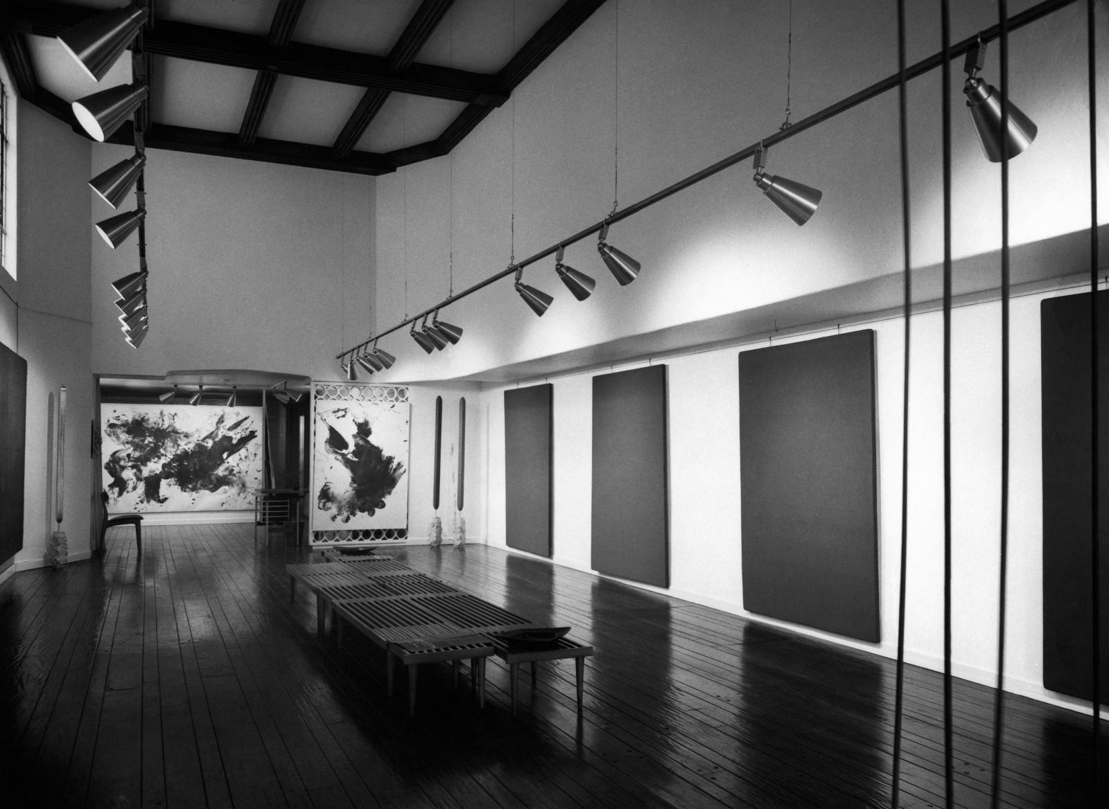 Vue de l'exposition "Yves Klein le Monochrome", Dwan Gallery, Los Angeles, 1961