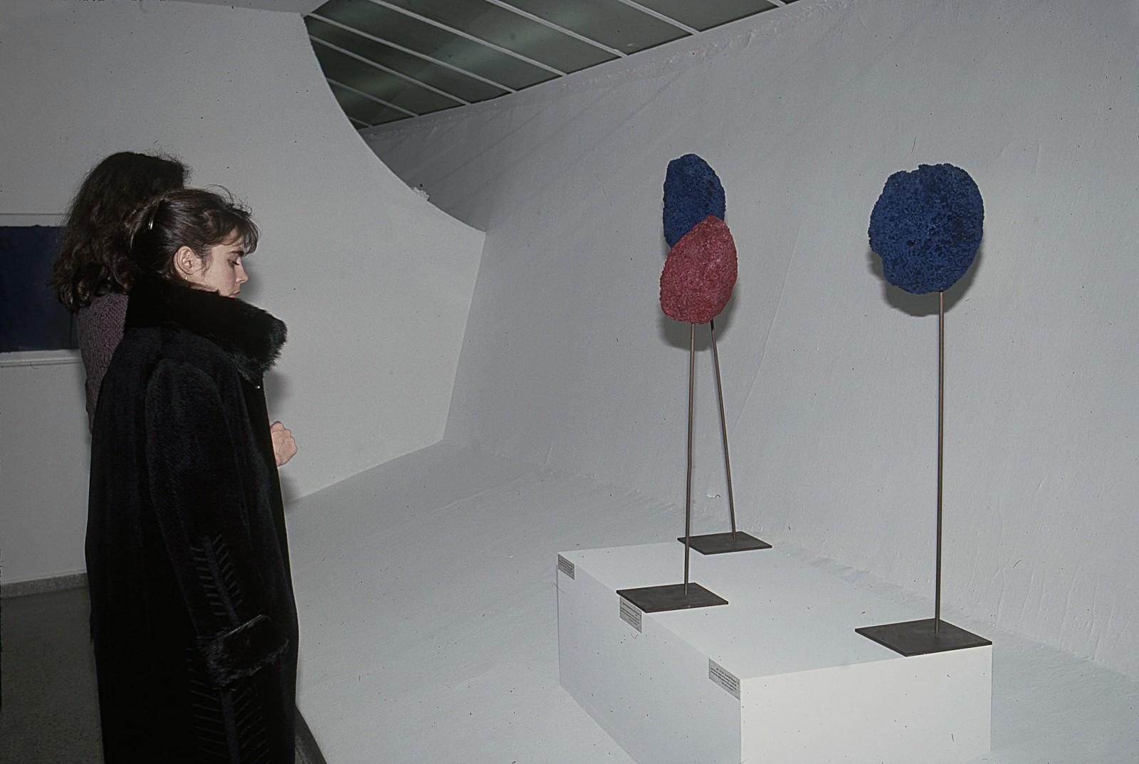 Vue de l'exposition, "Yves Klein, 1928-1962 : A retrospective", Solomon R. Guggenheim Museum, 1982