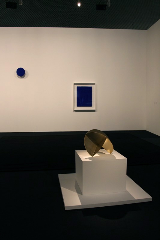 View of the exhibition "ZERO in South America", Museu Oscar Niemeyer, 2013 (IKB 54, RP 10 I)