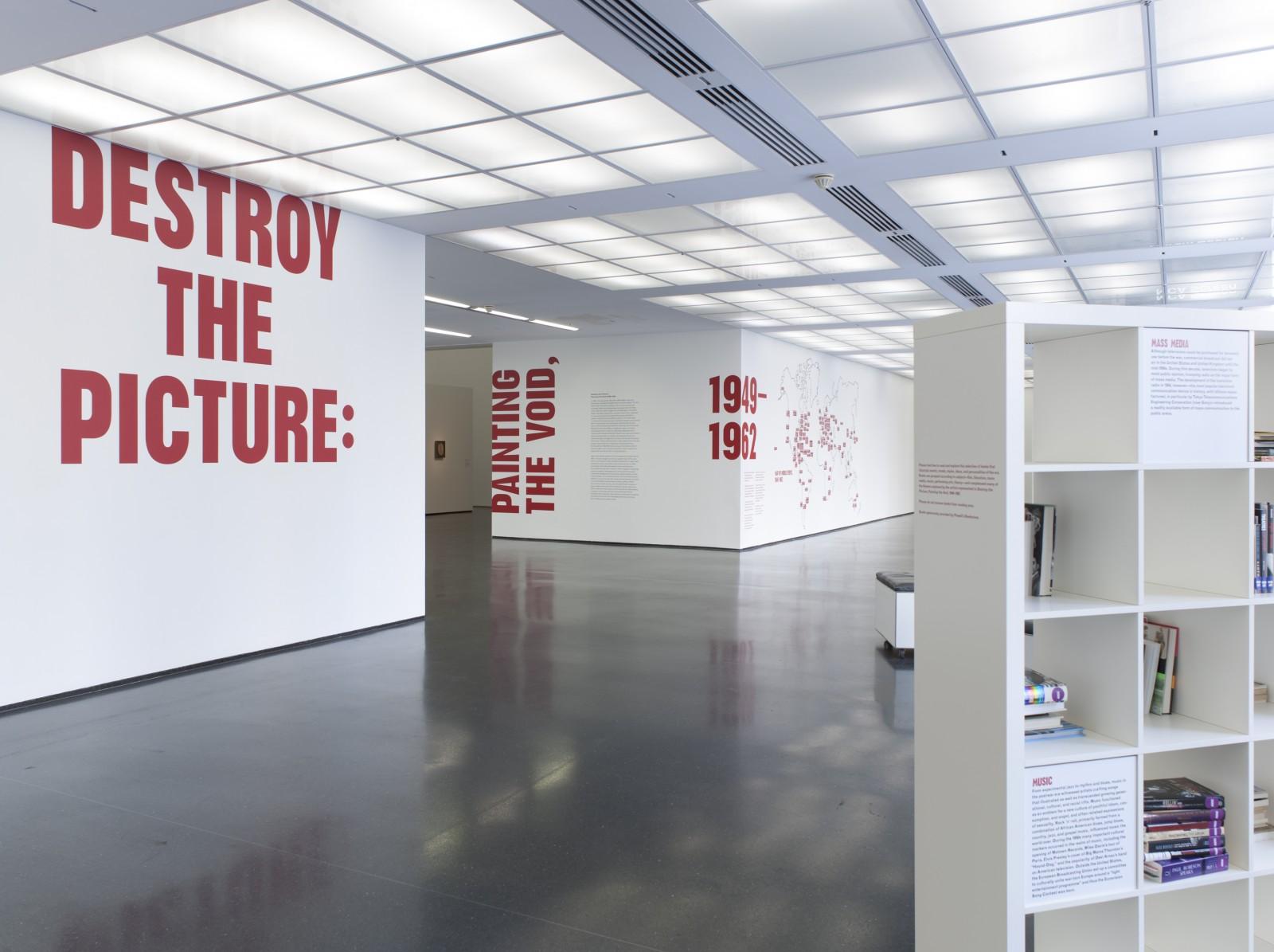 Vue de l'exposition "Destroy the Picture: Painting the Void, 1949-1962", Museum of Contemporary Art Australia, 2013