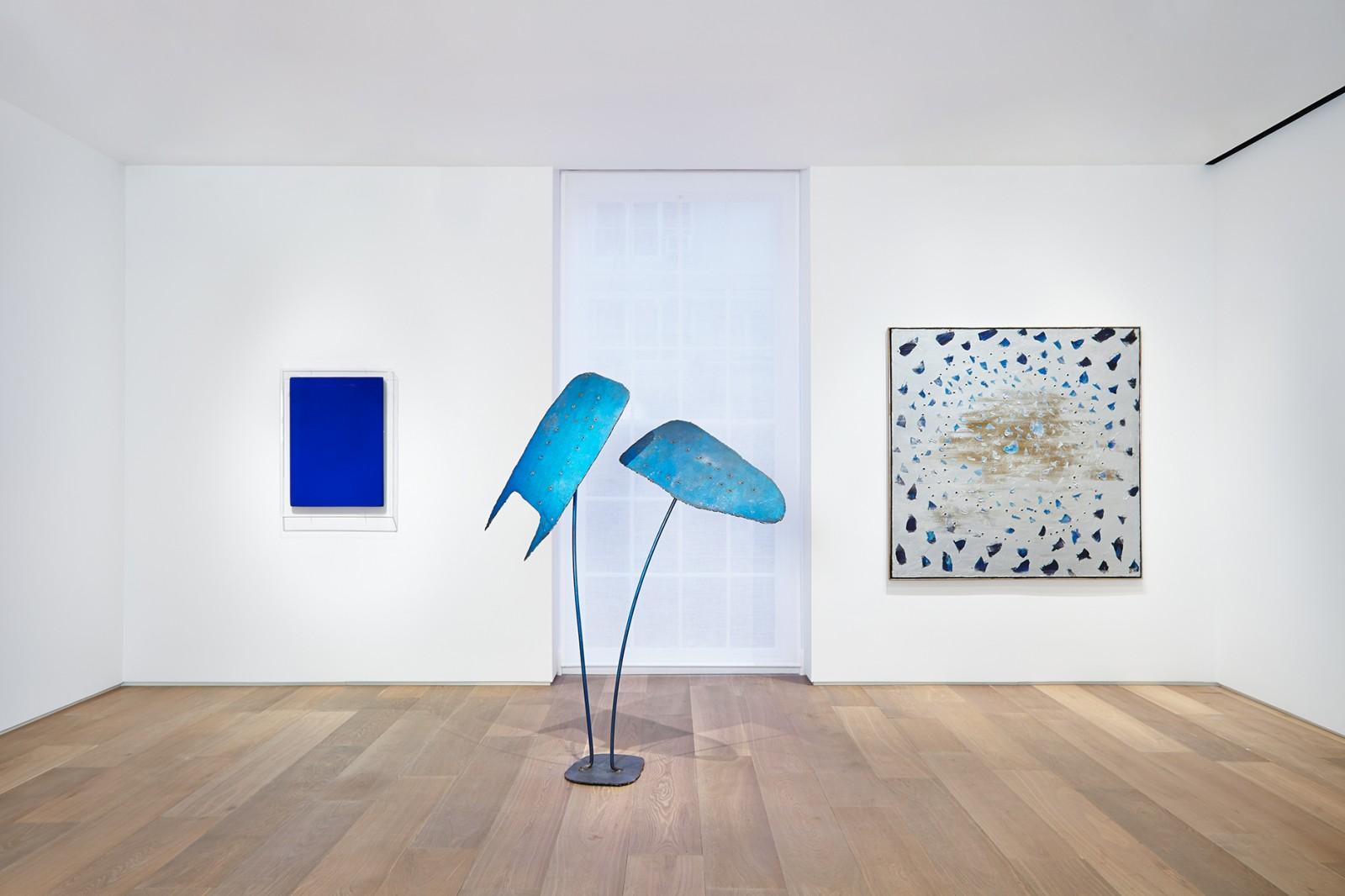 Vue de l'exposition "Audible Presence : Lucio Fontana Yves Klein Cy Twombly", Dominique Lévy Gallery, 2013 (IKB 100)