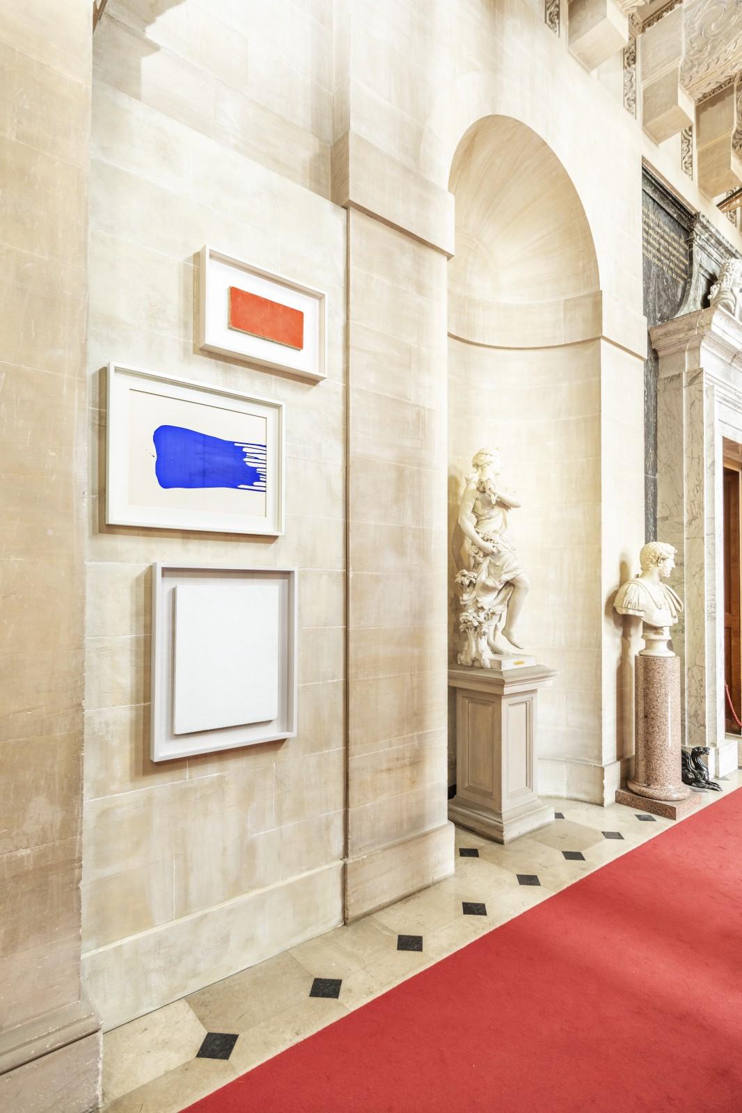 Vue de l'exposition "Yves Klein", Blenheim Palace, 2018 (IKB 27, M 33, M 25)