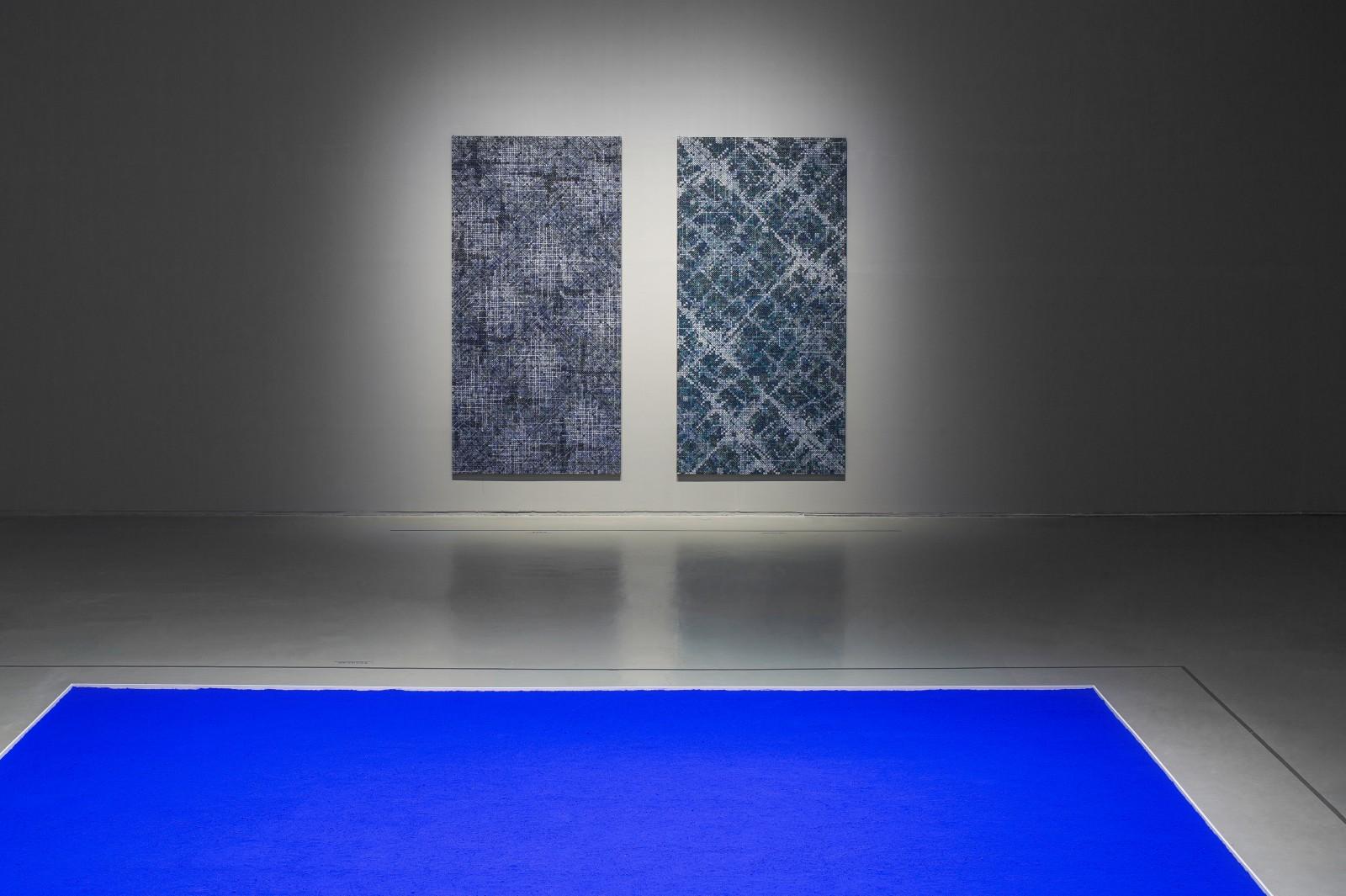 Vue de l'exposition "The Challenging Souls - Yves Klein, Lee Ufan, Ding Yi"