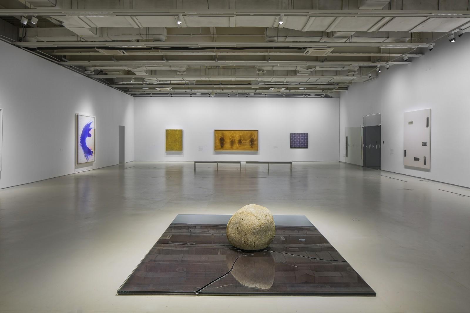 Vue de l'exposition "The Challenging Souls - Yves Klein, Lee Ufan, Ding Yi"