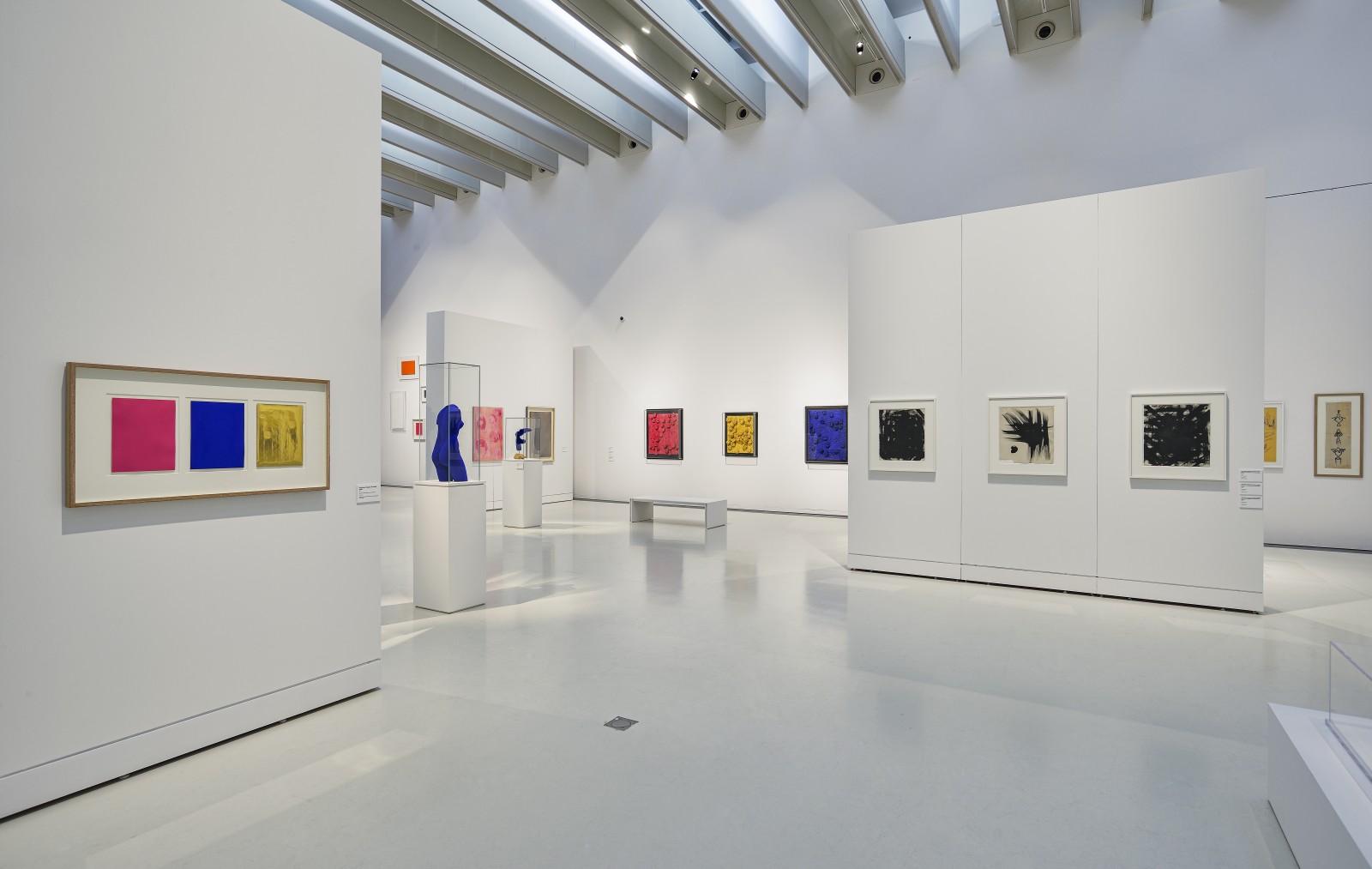 Vue de l'exposition, "Yves Klein - Des cris bleus", Musée Soulages, 2019