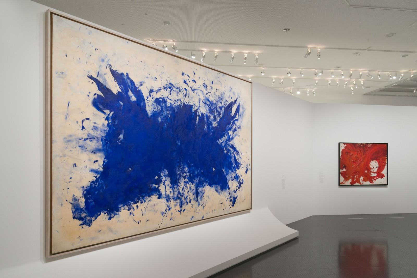 Vue de l'exposition "Le ciel comme atelier. Yves Klein et ses contemporains"