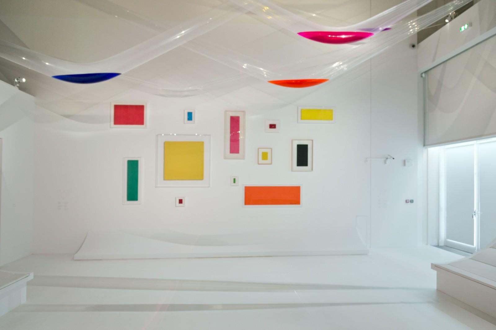 Vue de l'exposition "Le ciel comme atelier. Yves Klein et ses contemporains"